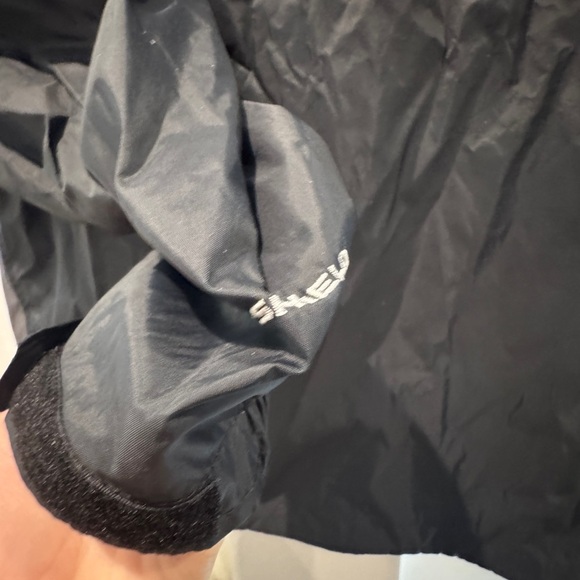 Columbia men rain jacket in black gray Sz M worn once on a trip - Picture 8 of 10